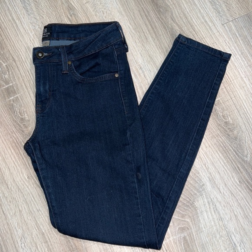 Dark‎ wash jeans